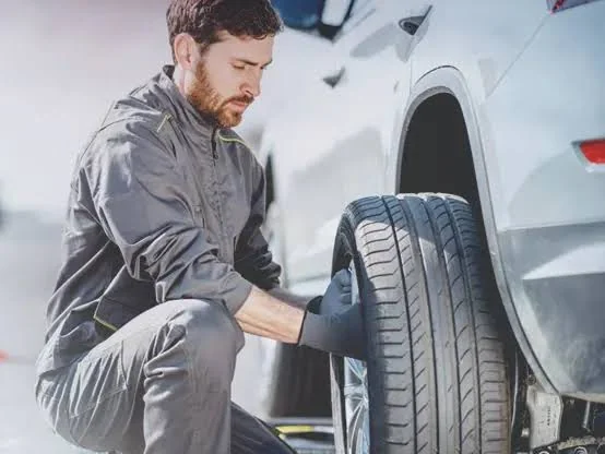 Lastik değişimi yapan usta