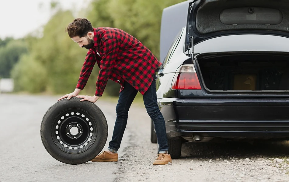 Yolda mobil lastik yardımı